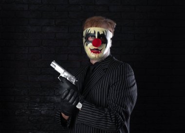 Korkunç palyaço maskeli adam.