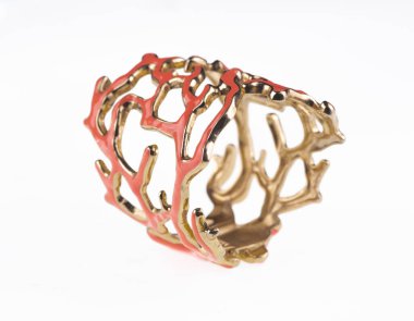  Beyaz arka planda izole edilmiş altın kadın bileziği.