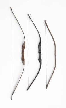 Beyaz arka planda izole edilmiş ortaçağ ahşap yayları