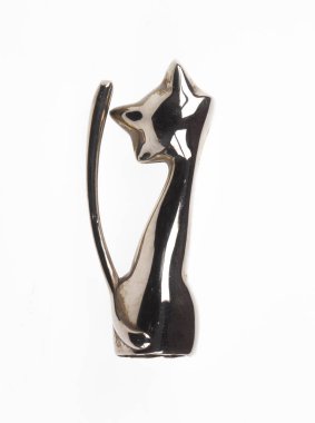 Beyaz arkaplanda izole edilmiş gümüş kedi heykeli