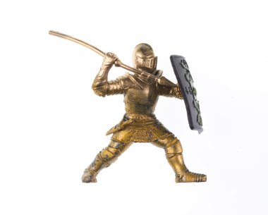 Ortaçağ şövalyesi figürü beyaz arka planda izole edilmiş.