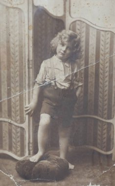 Kazakistan, Almaty, 02.02.2025: Bir çocuğun eski bir klasik stüdyo fotoğrafı