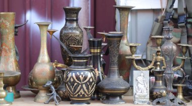 Eski bakır sürahiler ve çatal bıçaklarla tezgah.