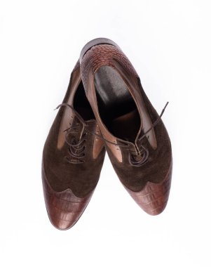 beyaz arka planda izole edilmiş kahverengi deri süet erkek ayakkabıları