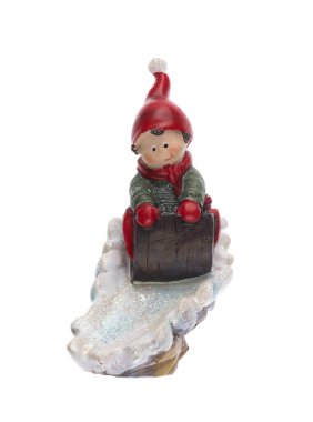 Beyaz arka planda izole edilmiş kış çocuklarının seramik figürleri