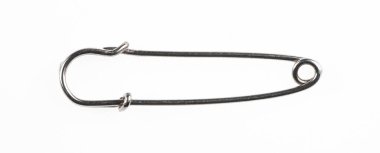 Beyaz arkaplanda izole edilmiş klasik çelik güvenlik iğnesi