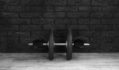 Tekerlekli spor egzersiz makinesi