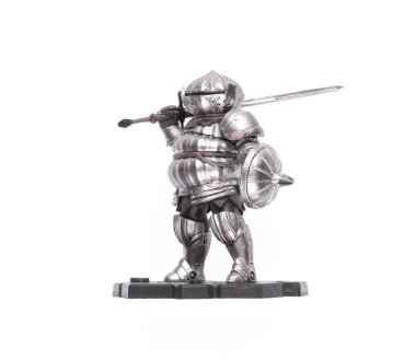 Metal şövalye figürü beyaz arka planda izole edildi