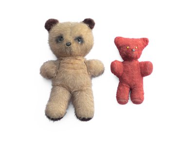 Eski oyuncak ayılar beyaz arka planda izole edilmiş.