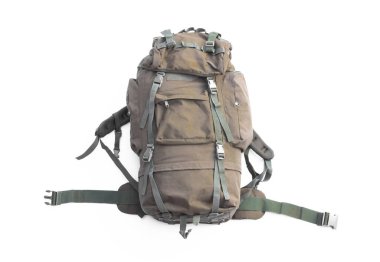 Klasik dağ tuvali seyahat çantası ve aksesuarlar beyaz arka planda izole edilmiş.