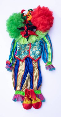 Soytarı kıyafetleri, soytarı kıyafeti beyaz arka planda izole edilmiş.