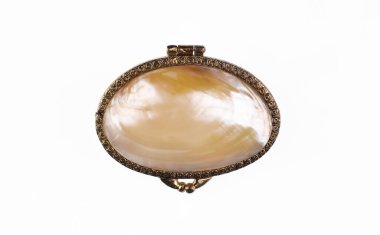 Beyaz arka planda izole edilmiş inciler için mücevher deniz kabuğu