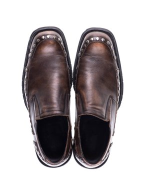 Kahverengi deri ayakkabılar ve beyaz arka planda izole edilmiş çiviler