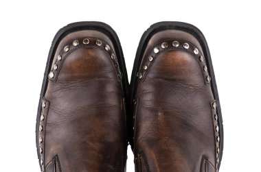 Kahverengi deri ayakkabılar ve beyaz arka planda izole edilmiş çiviler