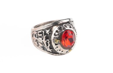 Mücevher askeri yüzüğü beyaz arka planda izole edildi