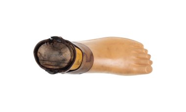 Yapay bacak protezi beyaz arkaplanda izole edildi