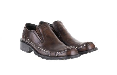 Kahverengi deri ayakkabılar ve beyaz arka planda izole edilmiş çiviler