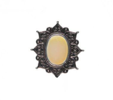 Beyaz arka planda izole edilmiş sarı taşlı klasik broş.