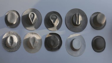 Siyah arkaplanda izole edilmiş bir takım siyah klasik şapkalar