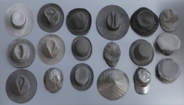 Siyah arkaplanda izole edilmiş bir takım siyah klasik şapkalar