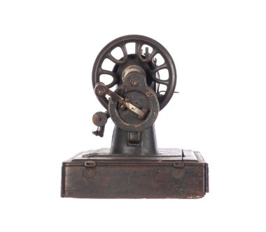  Siyah antik dikiş makinesi beyaz arkaplanda izole edilmiş.