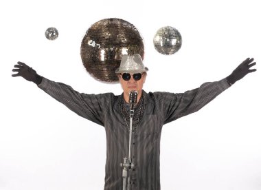 Gümüş disko topları ve DJ.