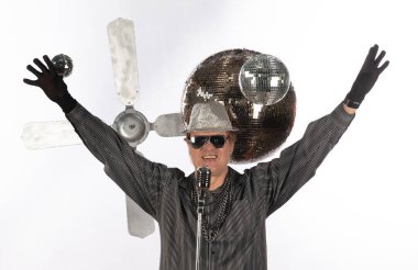 Gümüş disko topları ve DJ.