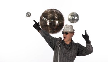 Gümüş disko topları ve DJ.