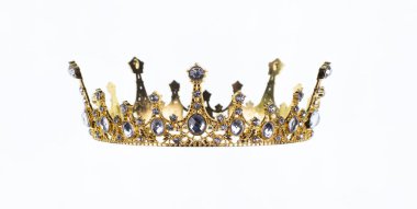 Altın mücevher kaplaması beyaz arkaplanda izole edilmiş