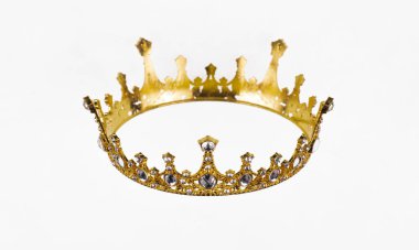 Altın mücevher kaplaması beyaz arkaplanda izole edilmiş