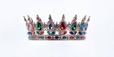 Altın mücevher kaplaması beyaz arkaplanda izole edilmiş