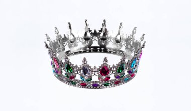 Gümüş mücevher kaplaması beyaz arkaplanda izole