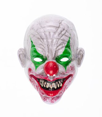 Beyaz arkaplanda şeytani palyaço maskesi