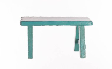 Beyaz arkaplanda izole edilmiş yeşil kırsal ahşap tabure