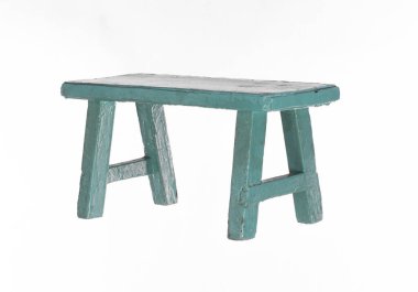 Beyaz arkaplanda izole edilmiş yeşil kırsal ahşap tabure