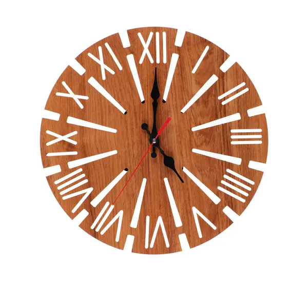 Beyaz arkaplanda izole edilmiş ahşap eko duvar saati