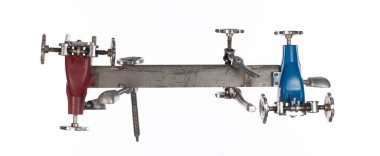 Ayakkabıları beyaz arkaplanda izole etmek için makine tuşu