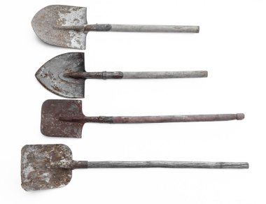 Beyaz arka planda izole edilmiş eski paslı küreklerin seti