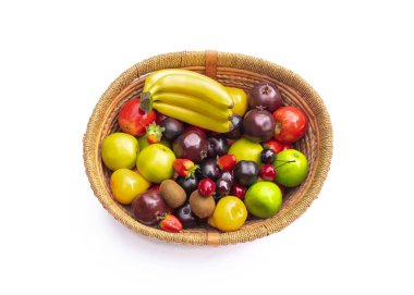 Beyaz arkaplanda izole edilmiş sepetteki yapay meyveler
