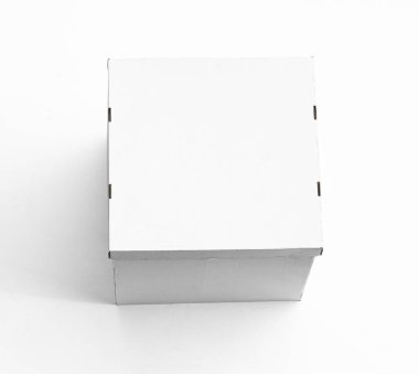 beyaz arkaplanda izole edilmiş beyaz kare karton kutu