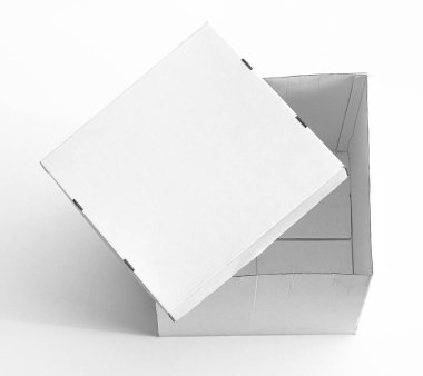 beyaz arkaplanda izole edilmiş beyaz kare karton kutu