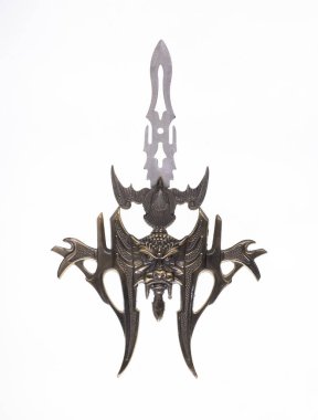 Beyaz arka planda izole edilmiş değerli kılıç.