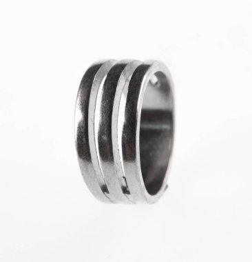  Gümüş basit alyans beyaz arkaplanda izole