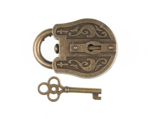 Винтажный медный замок изолирован на белом фоне