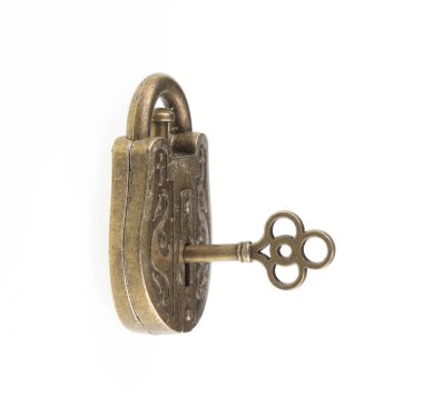 Beyaz arkaplanda izole edilmiş klasik bakır asma kilit