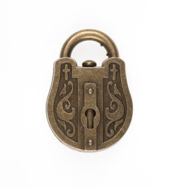 Beyaz arkaplanda izole edilmiş klasik bakır asma kilit