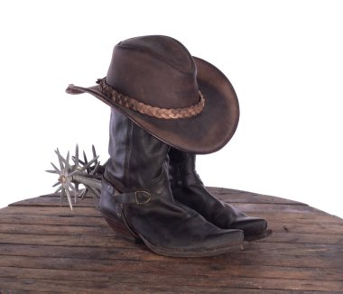 Mahmuzlu kovboy çizmeleri, beyaz arka planda izole edilmiş kovboy şapkası.