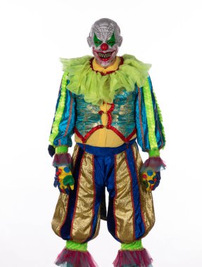 Beyaz arka planda şeytani palyaçonun erkek portresi