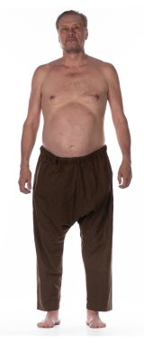 Beyaz arka planda çıplak gövdeli yaşlı bir adamın portresi.