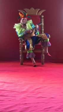 Kırmızı salondaki tahtta kralın portresi.